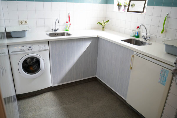 Handenwassen in het toiletgebouw Handenwassen